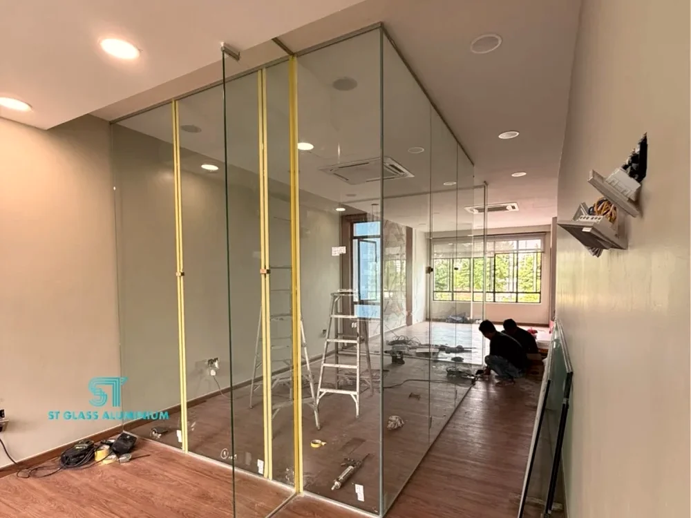 Fitting a frameless office partition