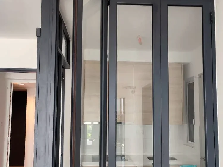 Hanging a folding window on site