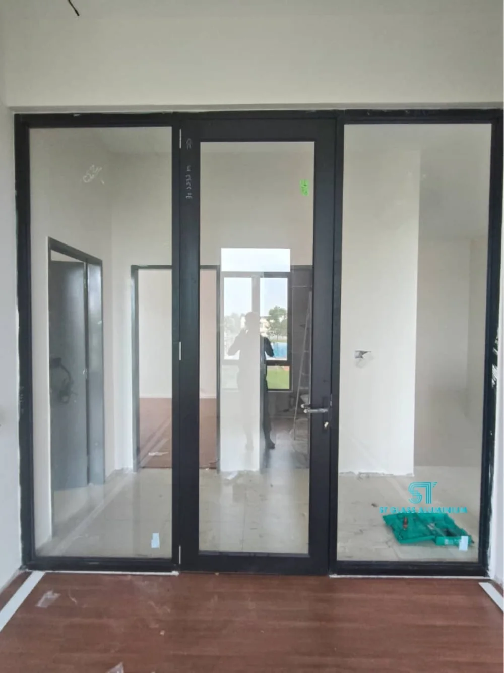 Fixed Glass With Swing Door
