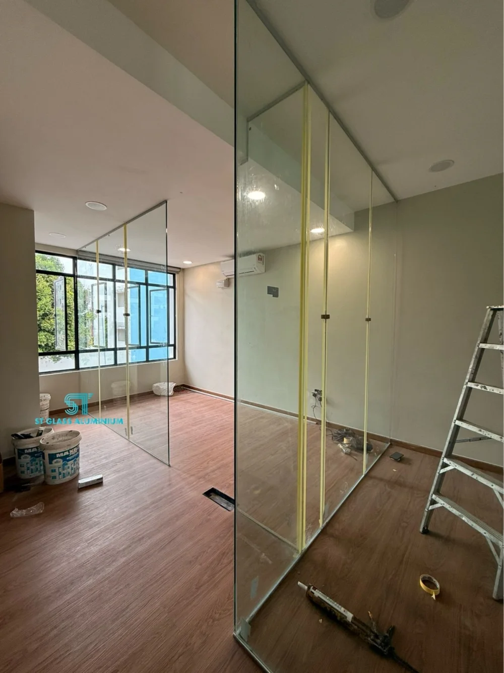 Frameless - Office Glass Partition